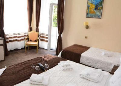 Slika porodične sobe u hotelu oplenac sa jednim bračnim i jednim odvojenim krevetom