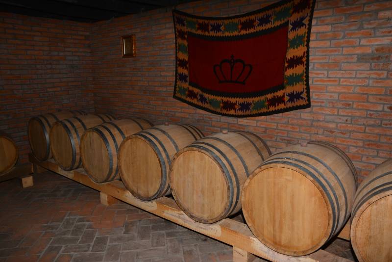 Drveni burići u kojima stoji vino proizvedeno u vinariji "stari oplenac"