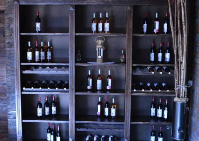 Police sa flašama vina iz vinarije "Stari Oplenac"