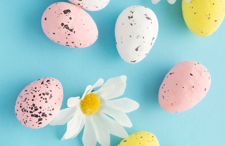 Slika stola sa ofarbanim jajima koja predstavlja ponudu za predstojeće praznike (uskrs i prvi maj- dan rada)